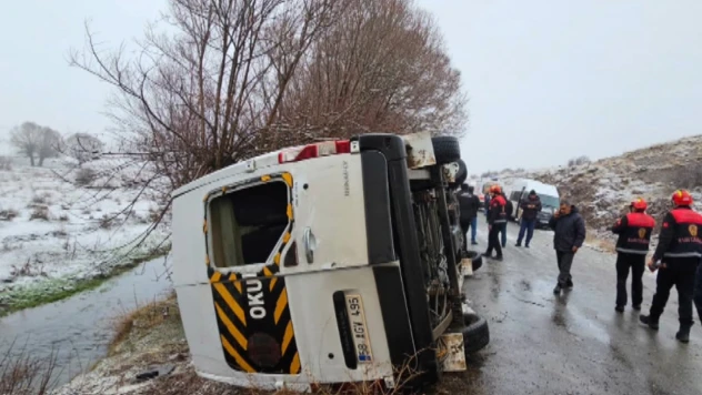 Öğrenci servisinin devrildiği kazada 15 kişi yaralandı