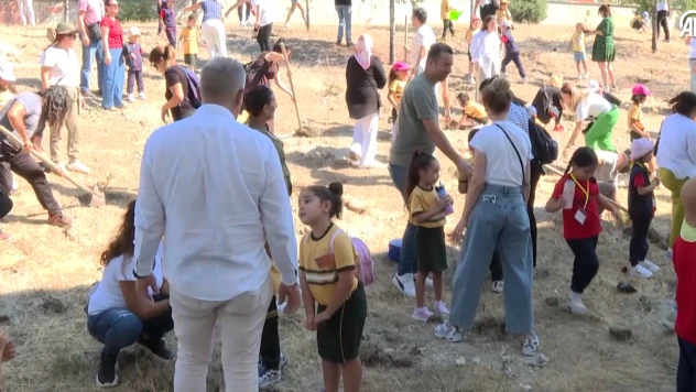 Öğrenciler uyum haftasında fidan diktiler