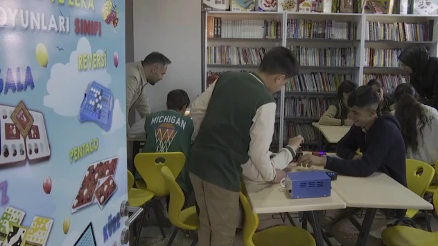 Öğretmenin köy okulunda yaktığı bilim ateşi çocuklara yeni ufuklar açtı