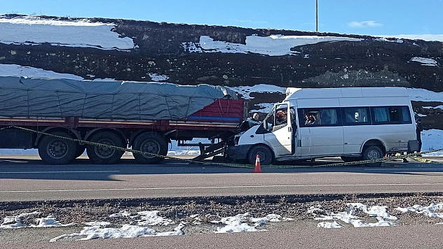 Okul servisinin tırla çarpıştı! 1 kişi öldü, 6'sı öğrenci 7 kişi yaralandı