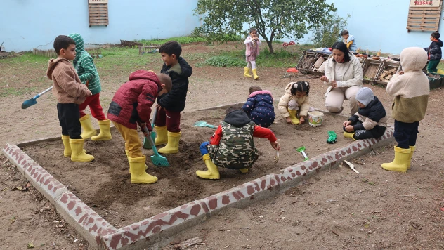 Okulun atıl bahçesini açık hava sınıfına dönüştürdü