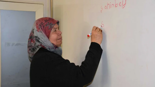 Okuma yazma öğrenen 65 yaşındaki Fatma Duran, hayaline kavuştu