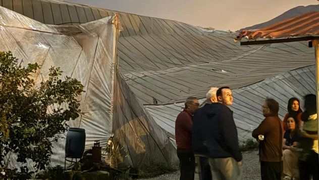 Oluşan hortum seralara zarar verdi