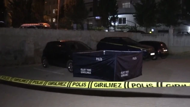 Önce kız arkadaşını bıçakla öldürdü, sonra intihar etti