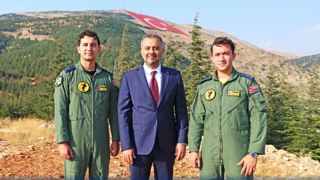 Onikişubat Belediyesi'nden 30 Ağustos'a özel dev bayrak ve gösteri uçuşu