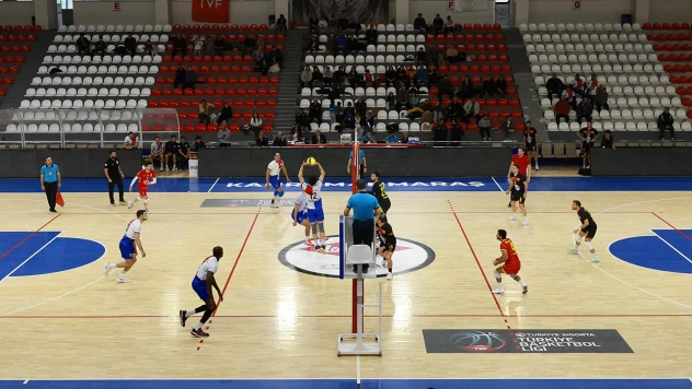 Onikişubat Belediyespor voleybol takımı namağlup lider