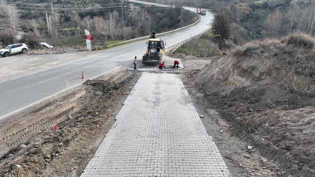Onikişubat kırsalında bir mahallenin daha ulaşımı iyileştirildi
