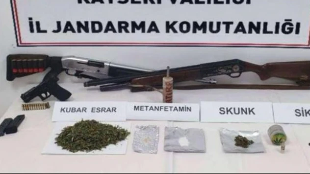 Operasyon yapılan evden uyuşturucu, silah ve tarihi eser ele geçirildi