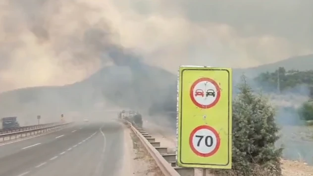 Orman yangınının 3. gününde karayolu trafiğe kapatıldı