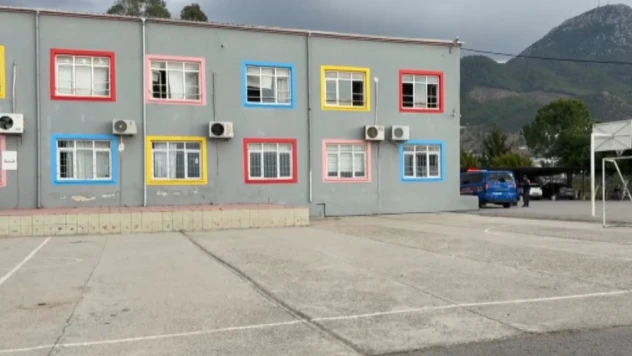 Ortaokul öğrencisi, okul müdürünü tüfekle yaraladı