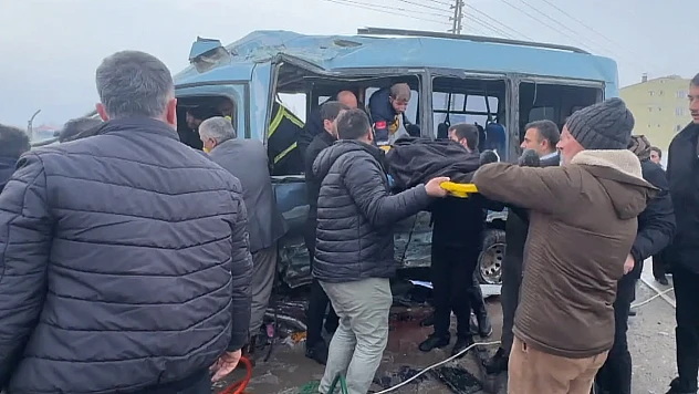 Otobüs ile minibüsün çarpıştığı kazada 18 kişi yaralandı