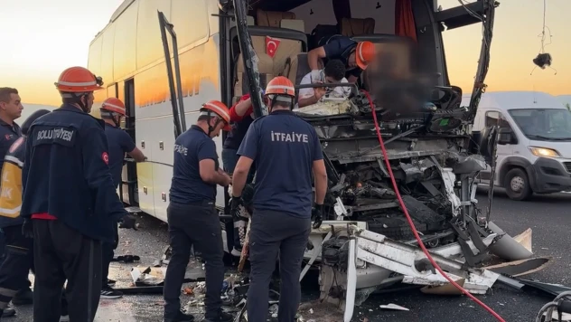 Otobüs kamyona çarptı! 1 kişi öldü, 10 kişi yaralandı