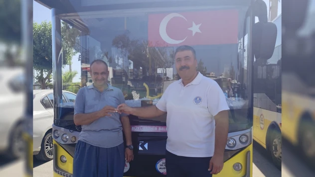Otobüs şoförü bulduğu altını sahibine teslim etti