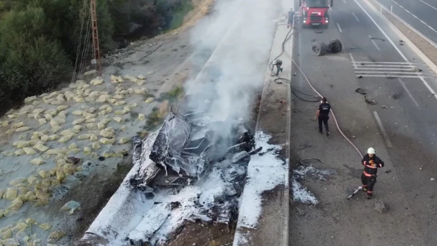 Otobüse çarpan tır alev alev yandı