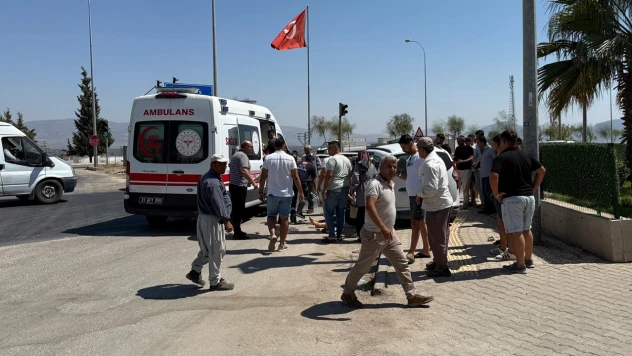 Otomobil ile çekicinin çarpıştığı kazada 3 kişi öldü, 3 kişi yaralandı