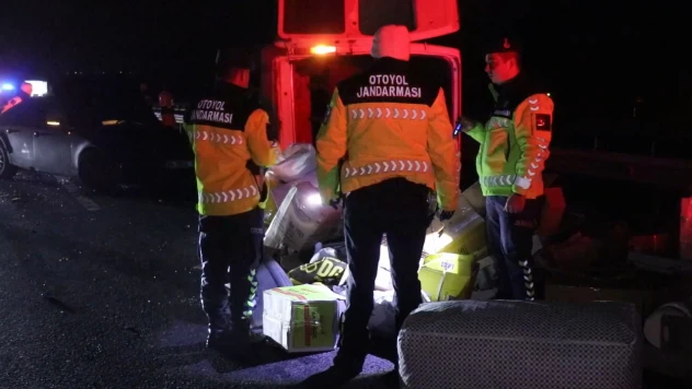 Otomobil ile minibüsün çarpıştığı kazada 1 kişi öldü, 3 kişi yaralandı