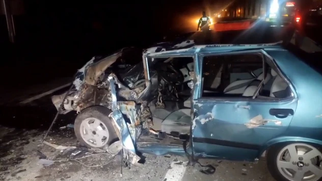 Otomobil ile pikabın çarpıştığı kazada çok sayıda yaralı var