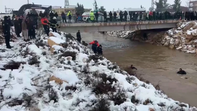 Otomobil kanala uçtu! 4 kişi aranıyor