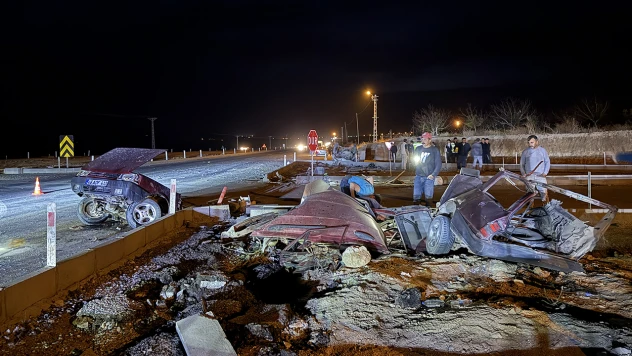 Otomobil paramparça oldu, 3 kişi yaralı kurtuldu