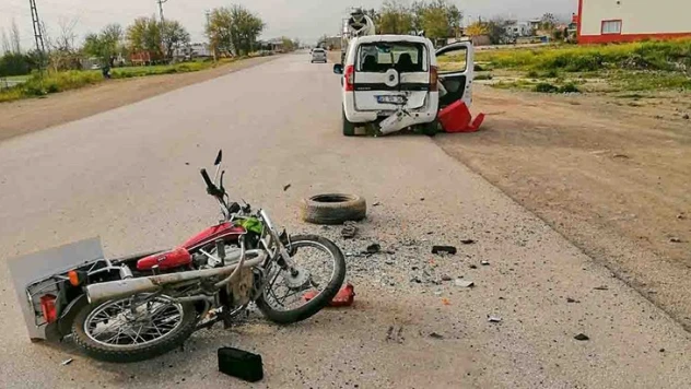 Otomobile çarpan motosikletin sürücüsü yaralandı