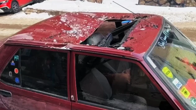 Otomobilin üzerine düşen buz sarkıtı sürücüyü yaraladı