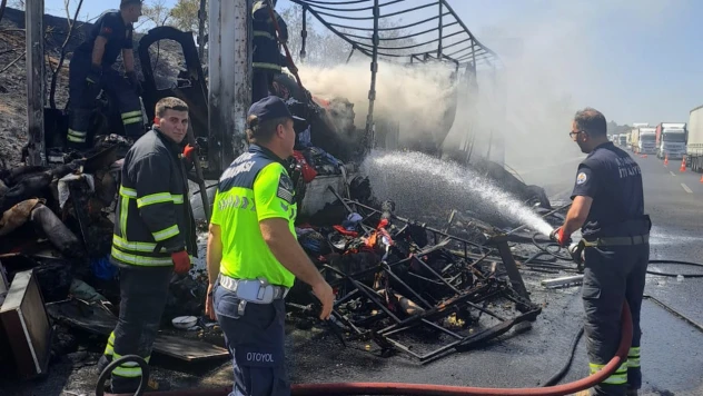 Otoyolda tırın dorsesi alev alev yandı