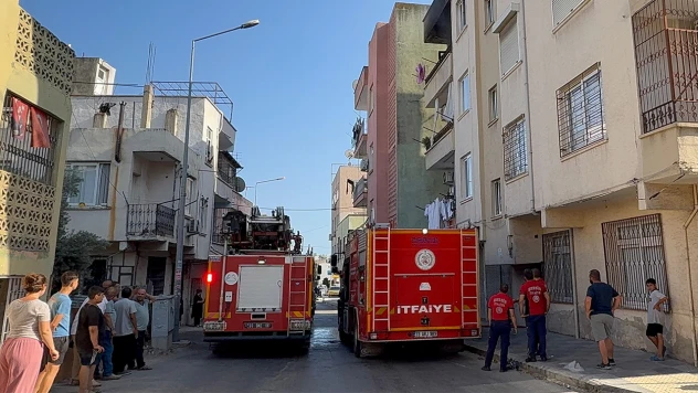 Oturduğu evi ateşe verdi