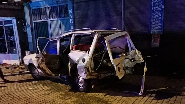 Park halindeki 4 araca çarparak devrildi: 2 kişi yaralandı