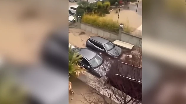 Park halindeki araçlar suda sürüklendi