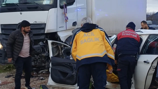 Park halindeki kamyona çarpan otomobildeki 2 kişi öldü