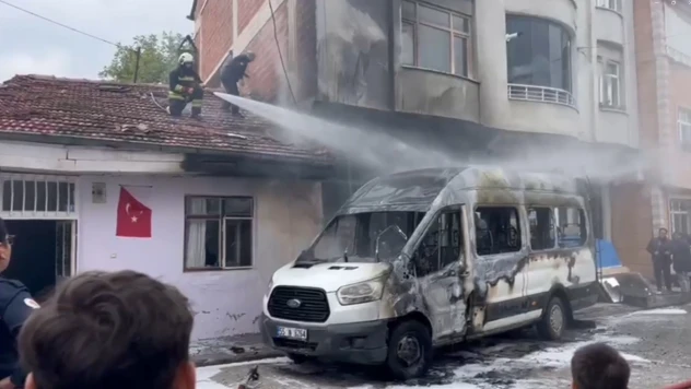 Park halindeki minibüste çıkan yangın ev ve iş yerine sıçradı