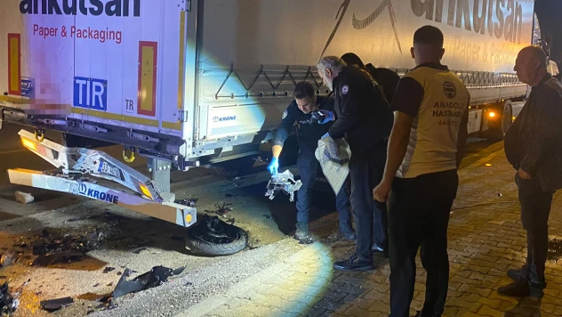 Park halindeki tıra çarpan motosikletlinin sonu oldu