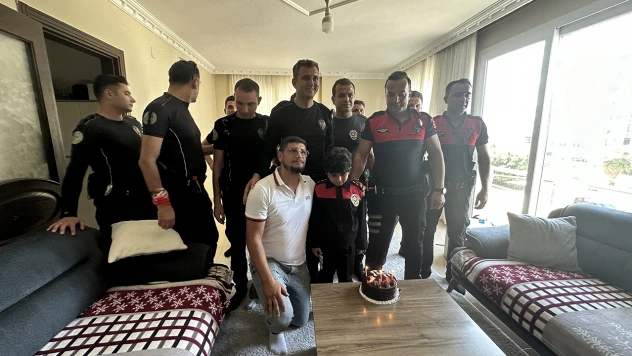 Polis ekiplerinden sürpriz doğum günü kutlaması