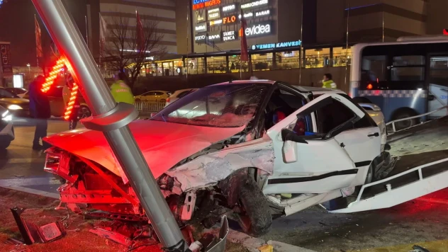 Polisin dur ihtarına uymayan sürücü 3 kişiye çarptı