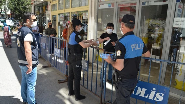 PTT önünde bekleyenlere dolandırıcılık uyarısı