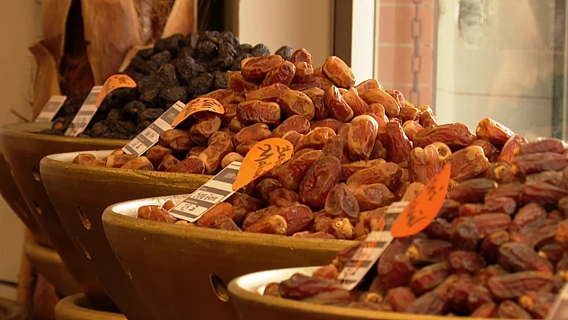 Ramazan ayının gözdesi hurma tezgahlardaki yerini aldı