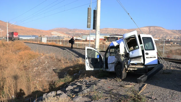 Raylarda faciadan dönüldü! 2 yaralı