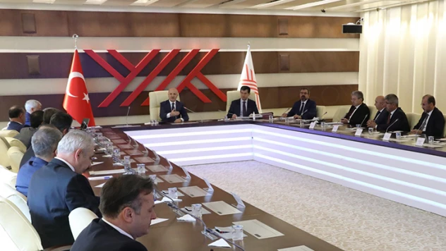 Rektör Yasım, rektörlük belgesini YÖK Başkanı Özvar'dan teslim aldı