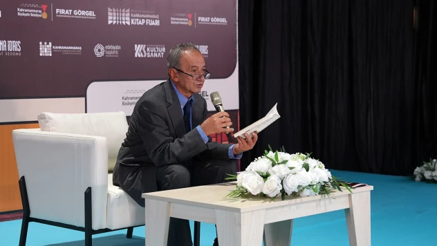 Sadık Yalsızuçanlar, Kahramanmaraş Kitap Fuarı'nda okurlarıyla buluştu