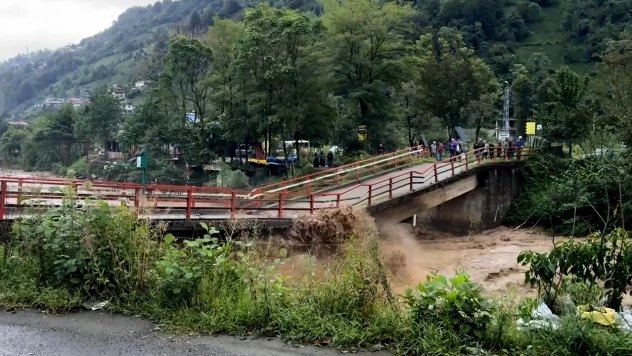 Sağanak etkili oldu, iş makineleriyle devreye girdi