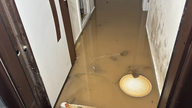 Sağanak nedeniyle bir siteyi su bastı, istinat duvarı çöktü