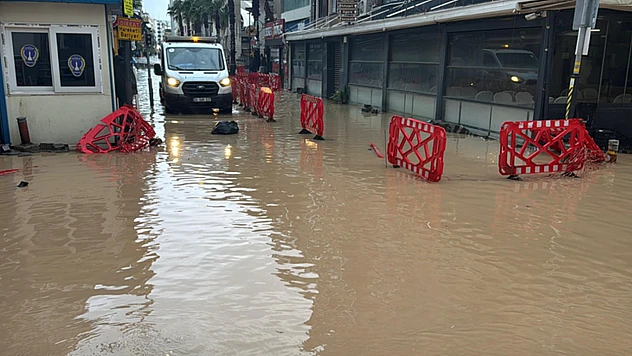 Sağanak nedeniyle iş yerlerini su bastı! AFAD yardıma koştu