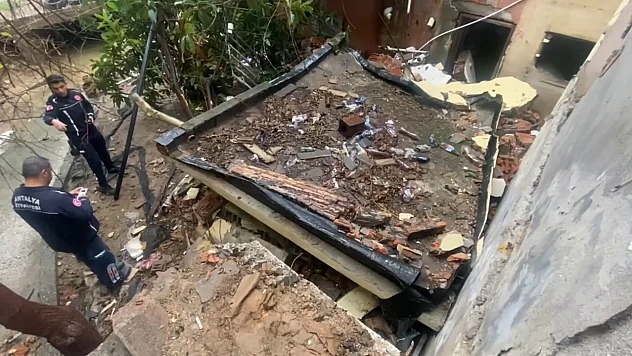 Sağanak nedeniyle kullanılmayan bina çöktü