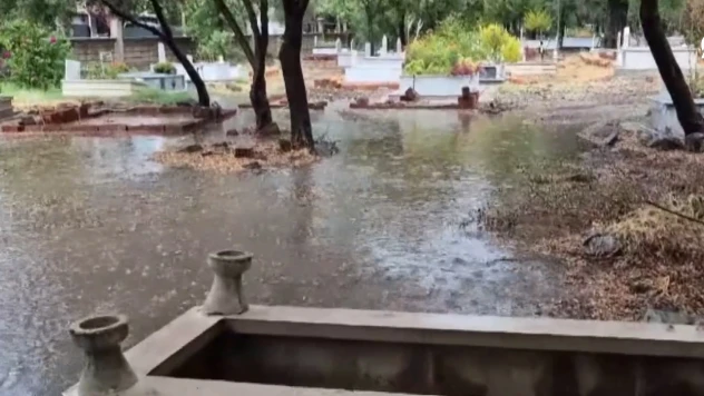 Sağanak ve fırtına hayatı felç etti