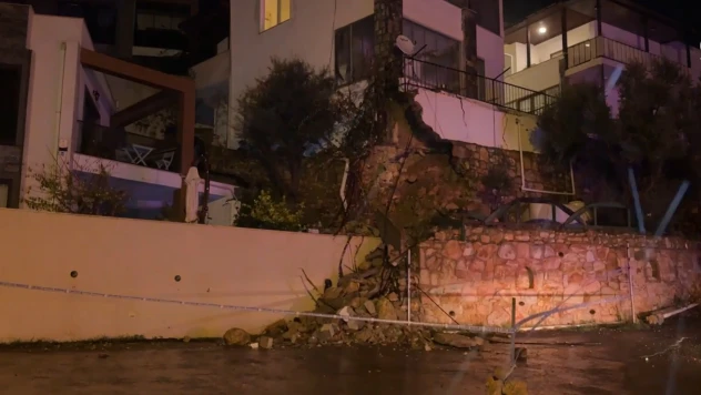 Sağanak yağışta yollar göle döndü, 9 kişi tahliye edildi