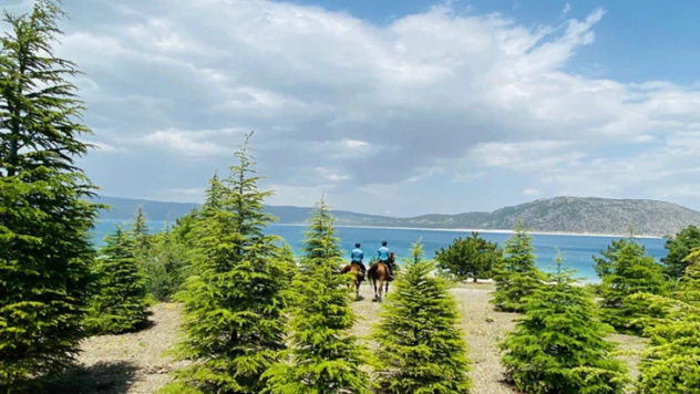 Salda Gölü çevresinde atlı jandarma timi devriyeye başladı
