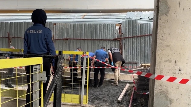 Şantiyede kayan istinat duvarının altında kalan 2 işçi yaralandı