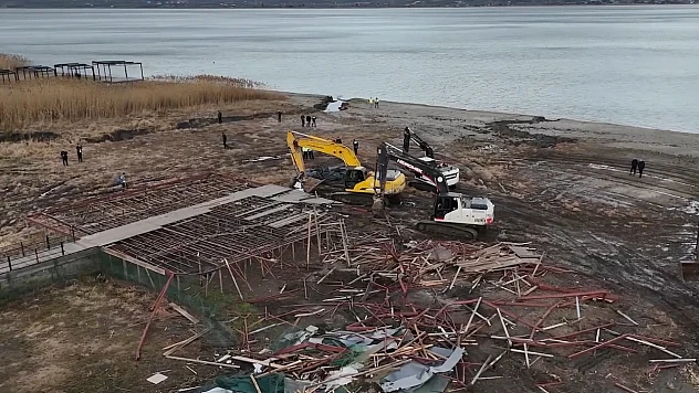 Sapanca Gölü kıyısındaki kaçak yapı 89 iskele kaldırıldı