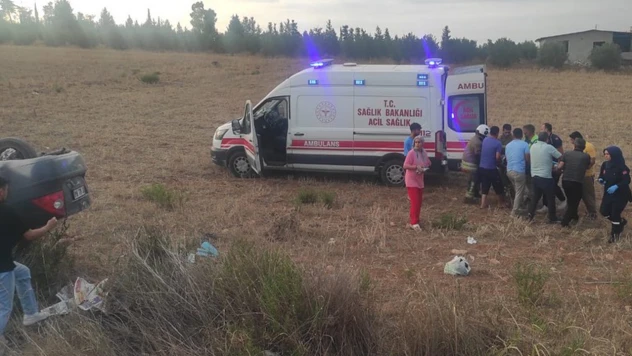 Şarampole devrilen otomobilden yaralı olarak kurtuldular