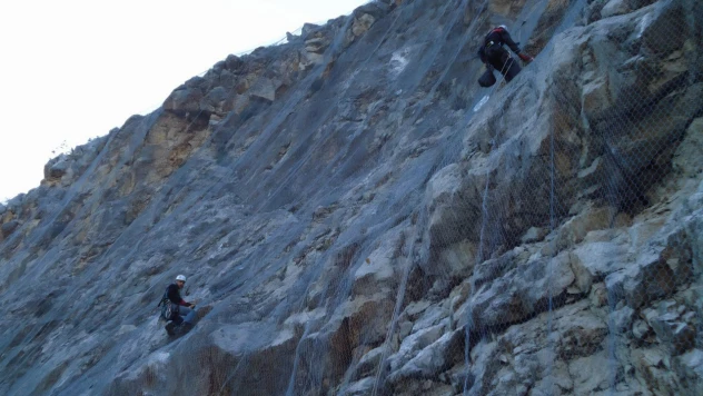 Sarp yamaçlara çelik zırh